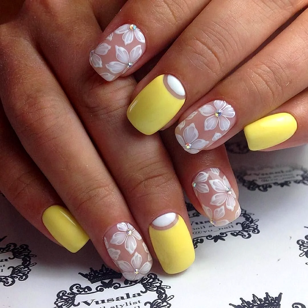 Маникюр жёлтый с розовым