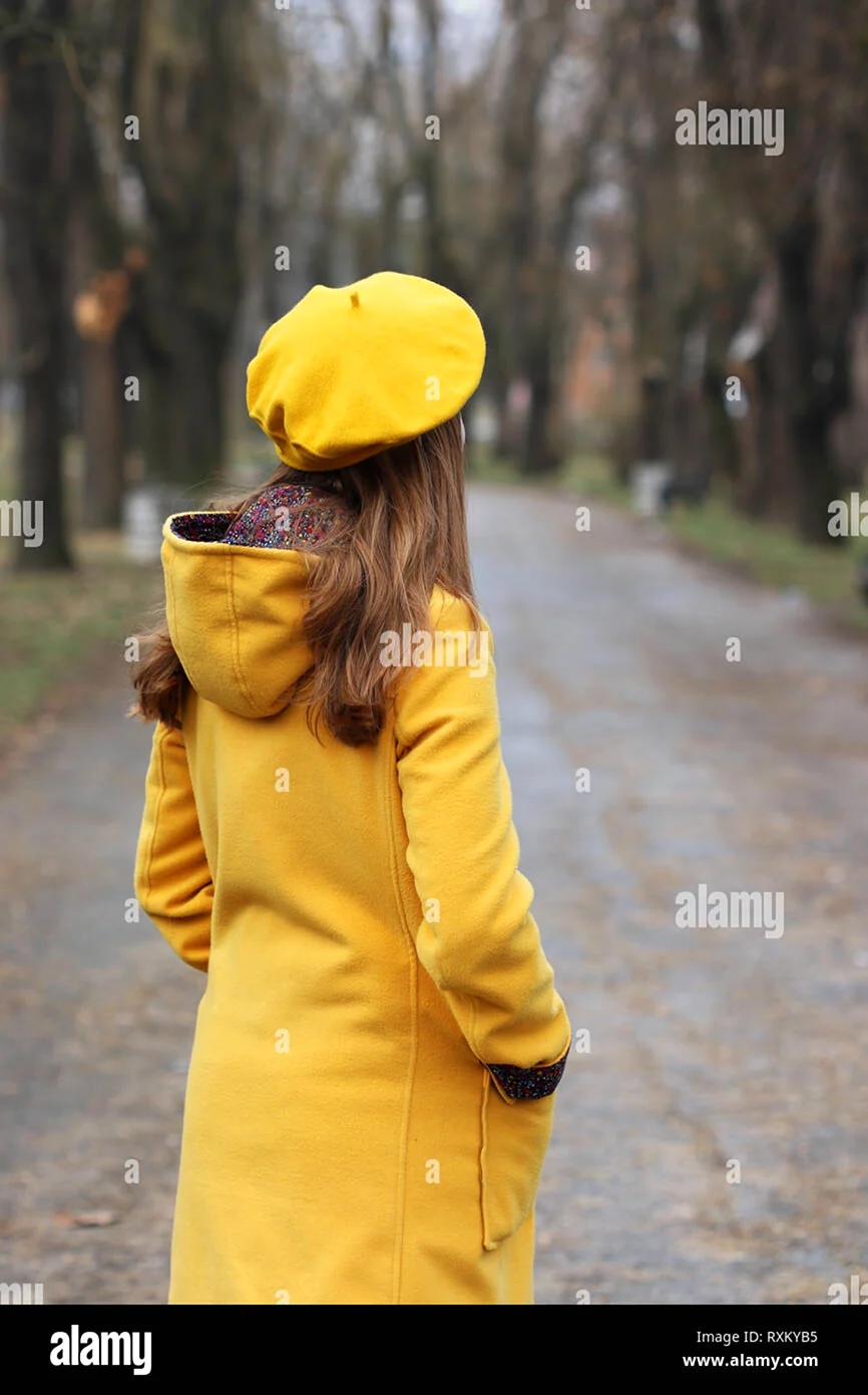 Маленькая девочка в желтом пальто