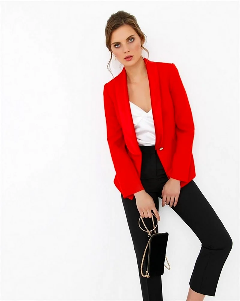 Красный пиджак и черные брюки
