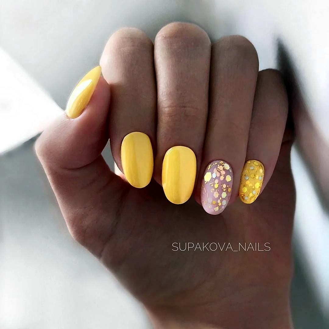 Жёлтый маникюр 2022 с втиркой