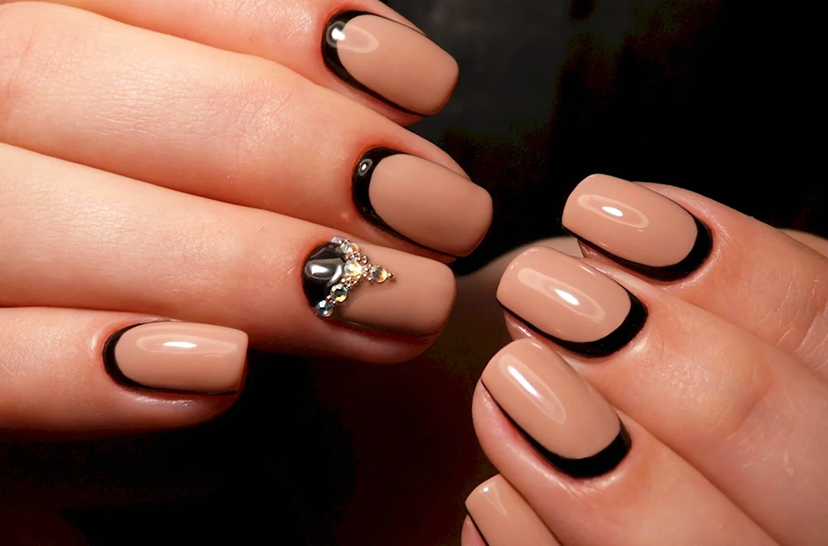 Маникюр бежево-серый френч