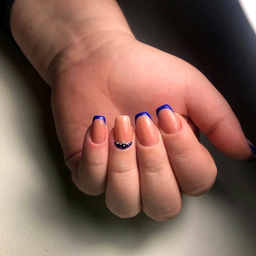 Френч маникюр на мягкий квадрат