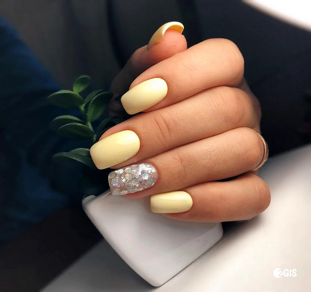 Светло желтый маникюр