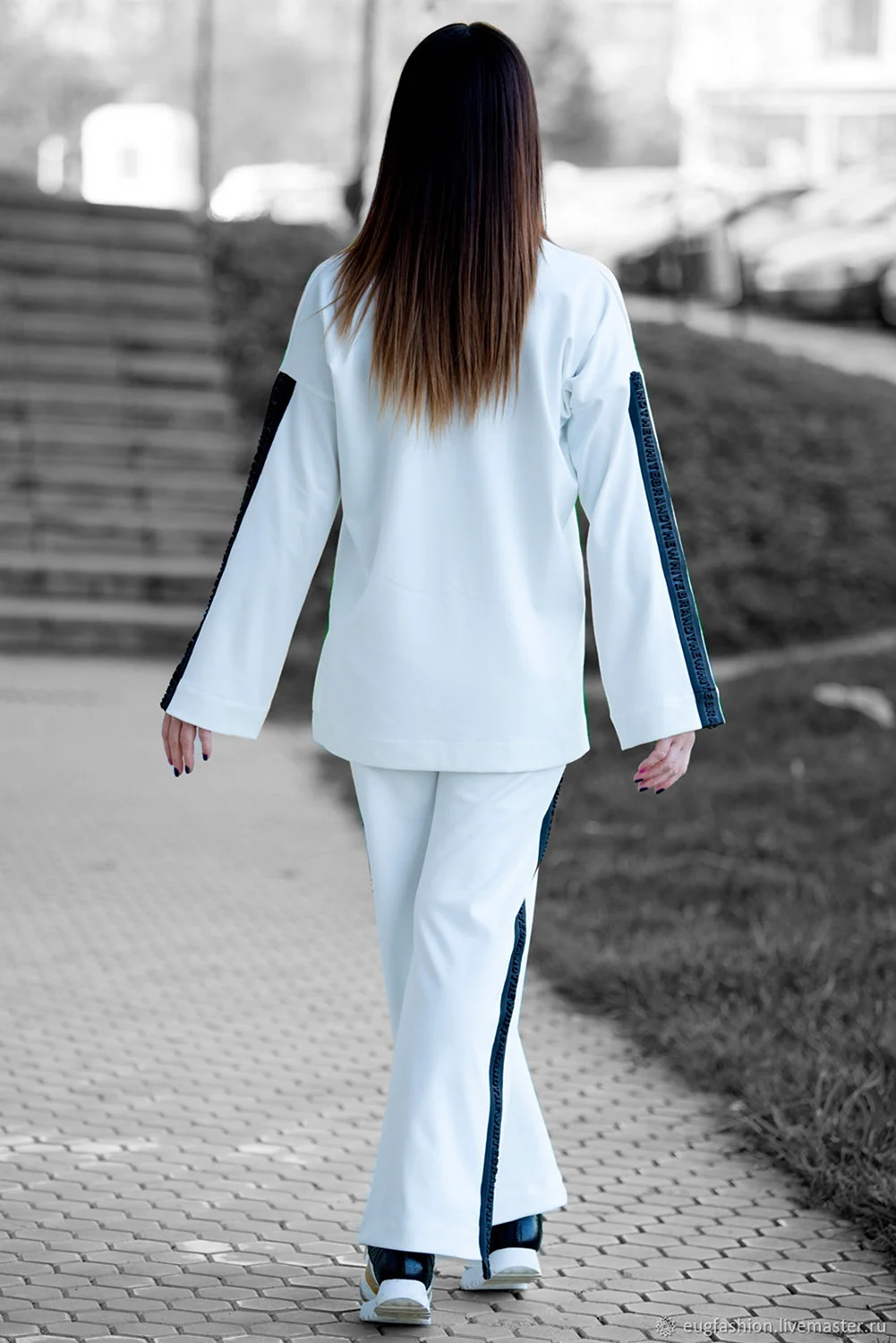 Костюм с широкими брюками