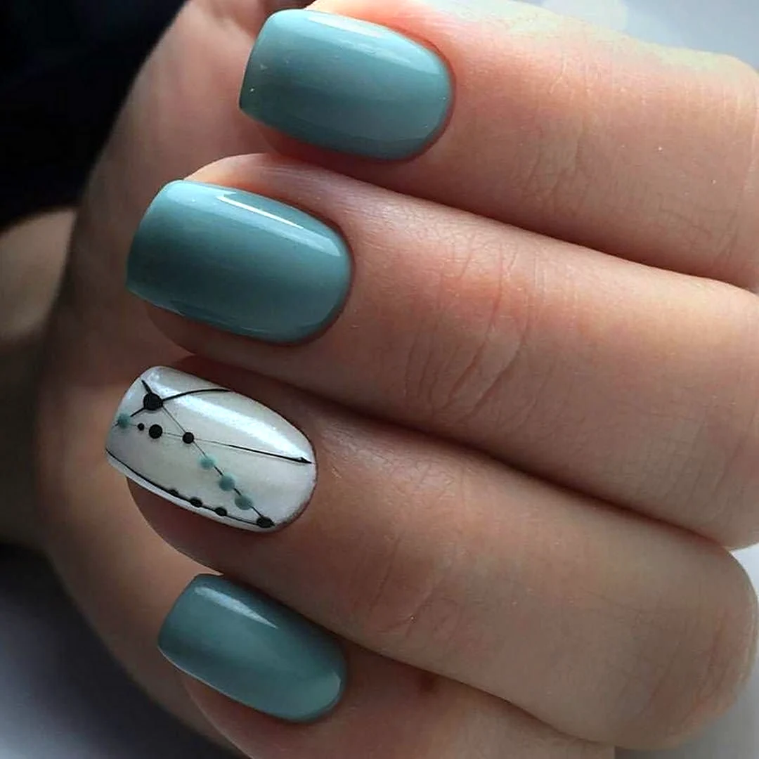 Серо-голубой маникюр на коротких