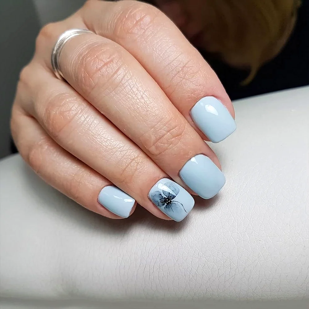 Маникюр на короткие ногти голубой и белый