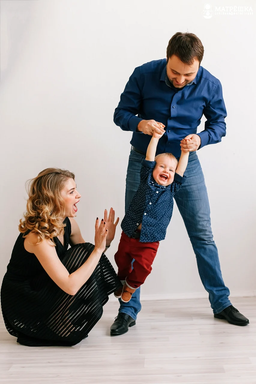 Семейная фотосессия с малышом в студии