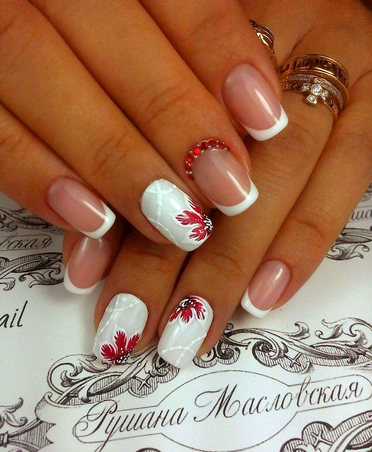 Белый френч на ногтях