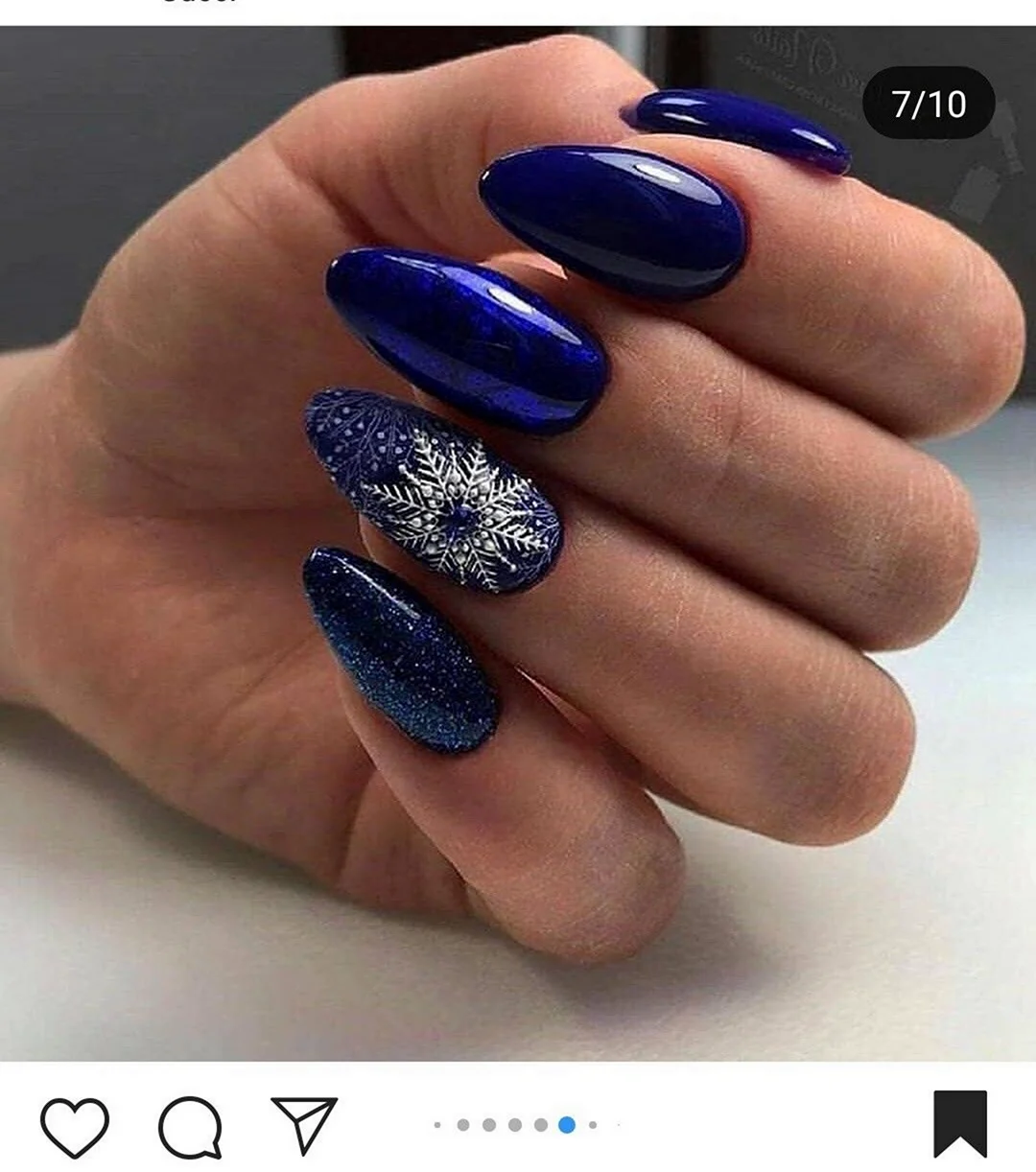 Синий маникюр на миндалевидные ногти