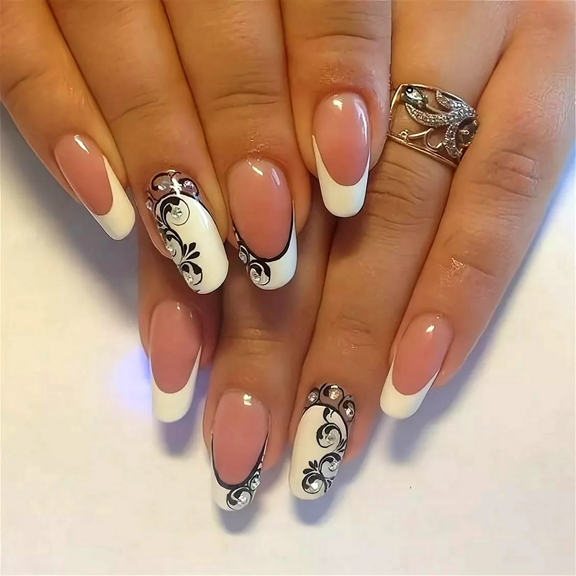 Красивый белый френч с рисунком