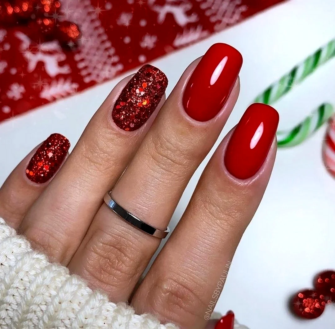 Красный праздничный маникюр