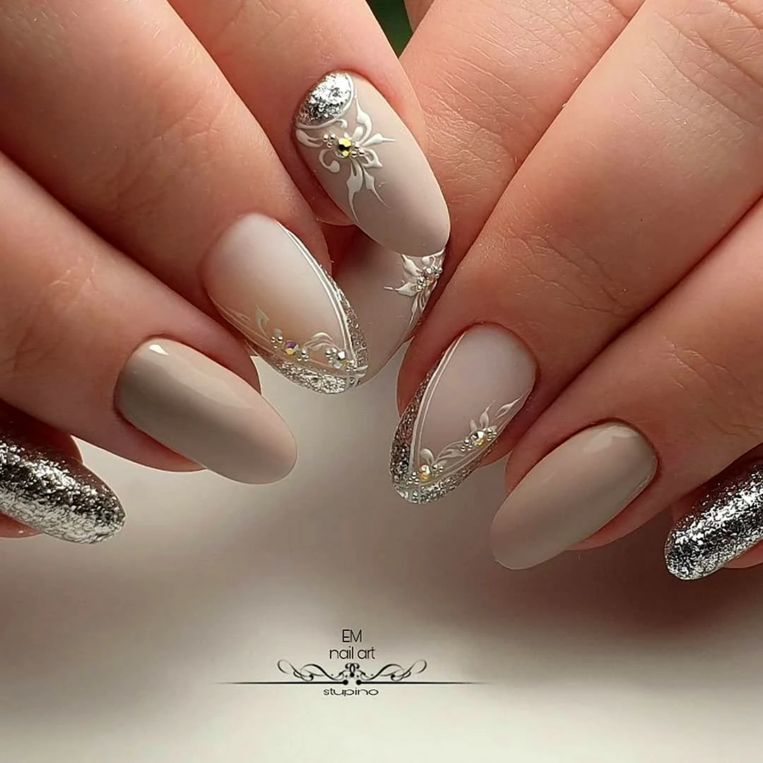 Новогодний маникюр на миндалевидные ног