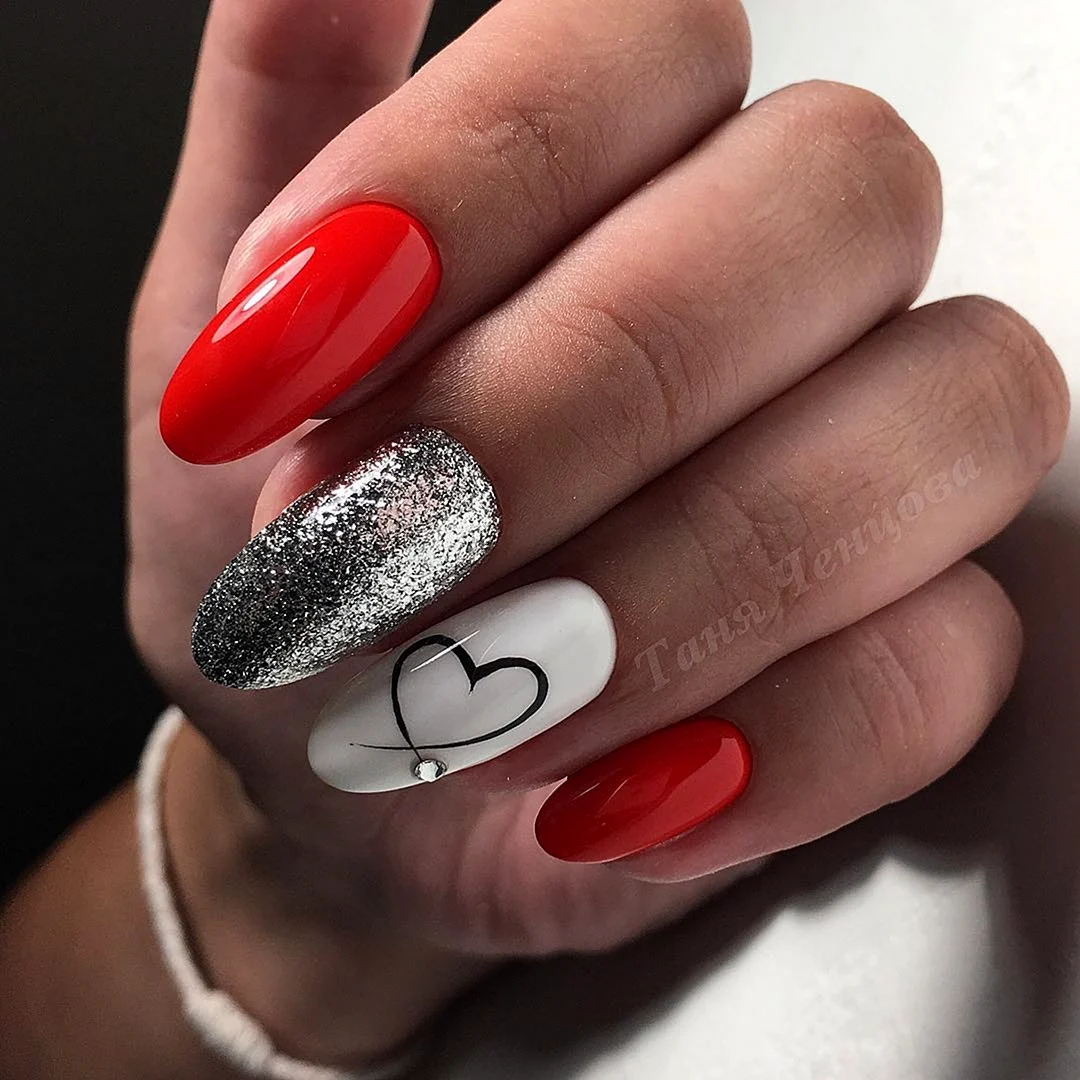 Красный маникюр