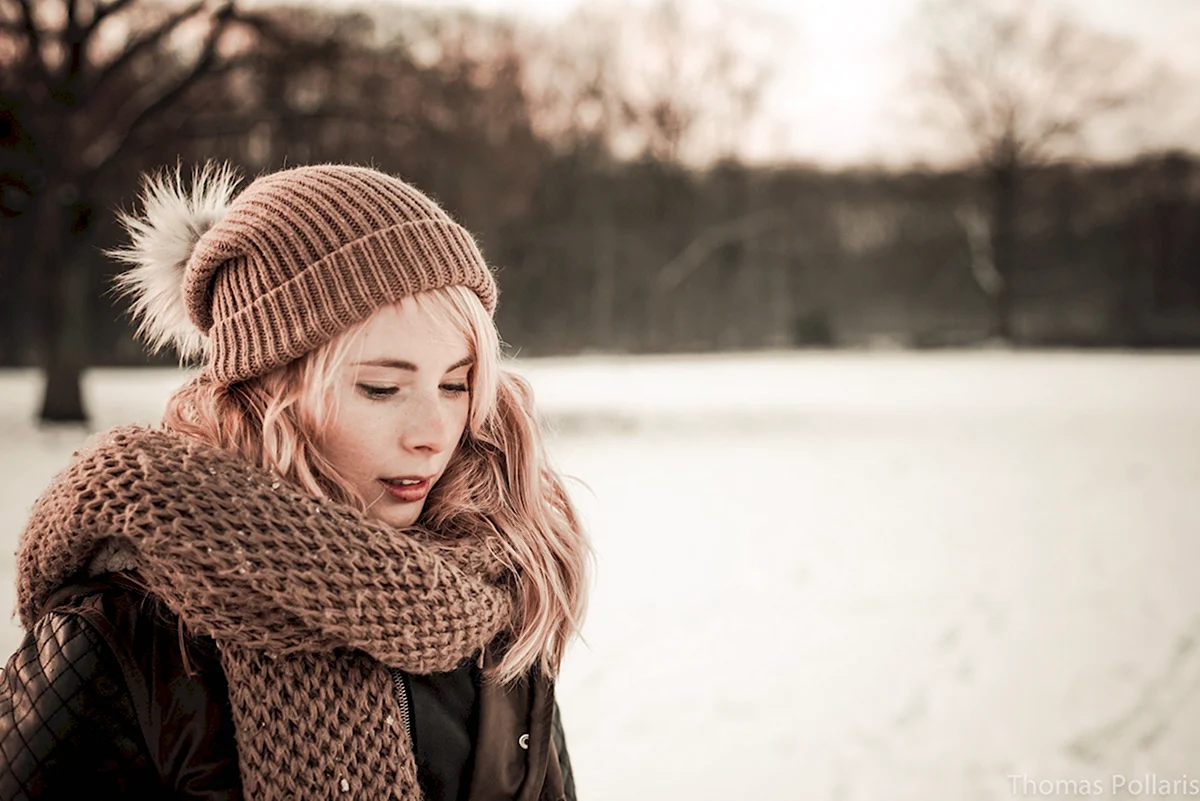 Девушка в шапке и шарфе
