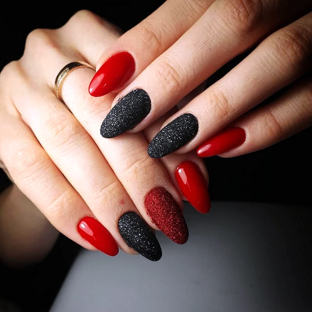 Маникюр черно красный