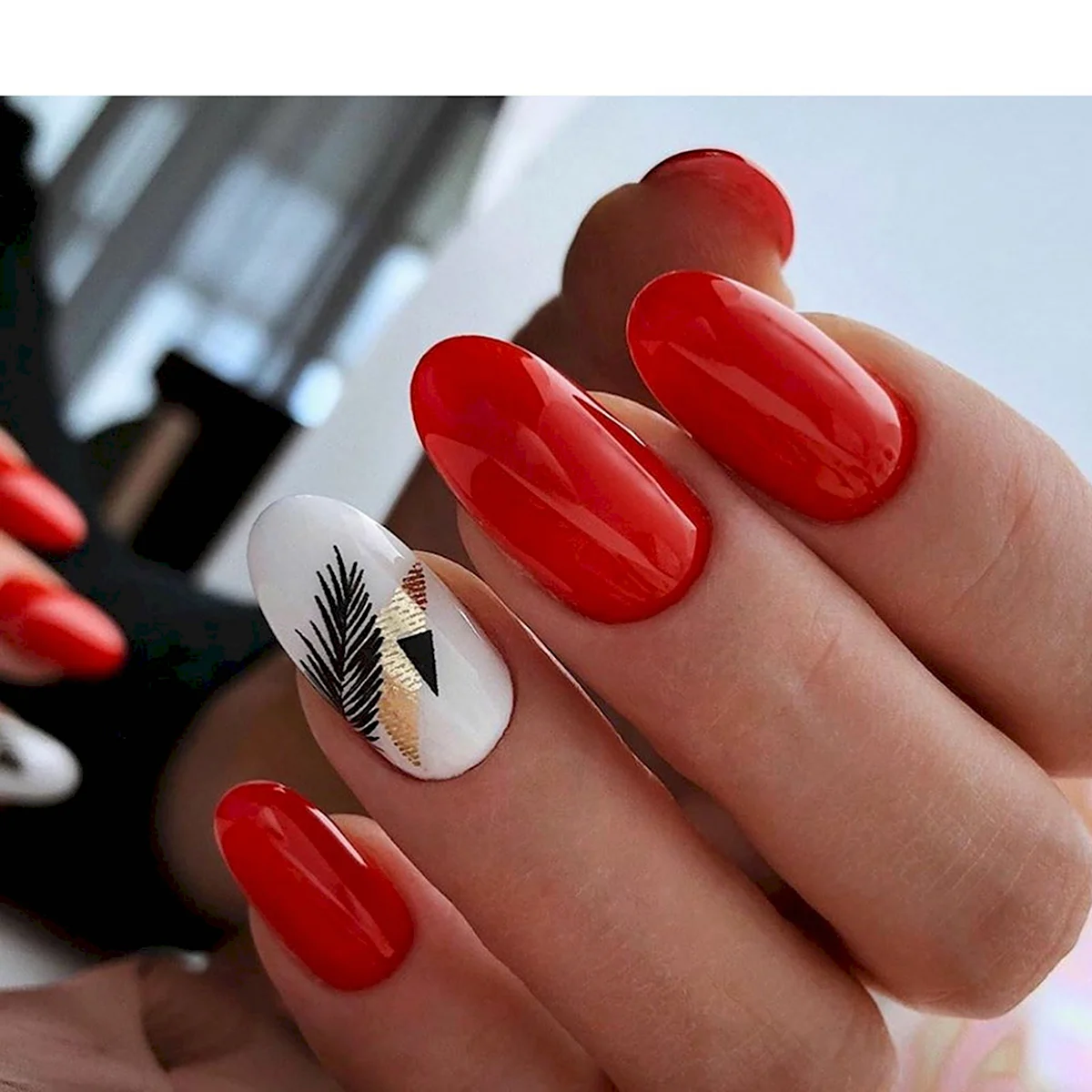 Стильный красный маникюр