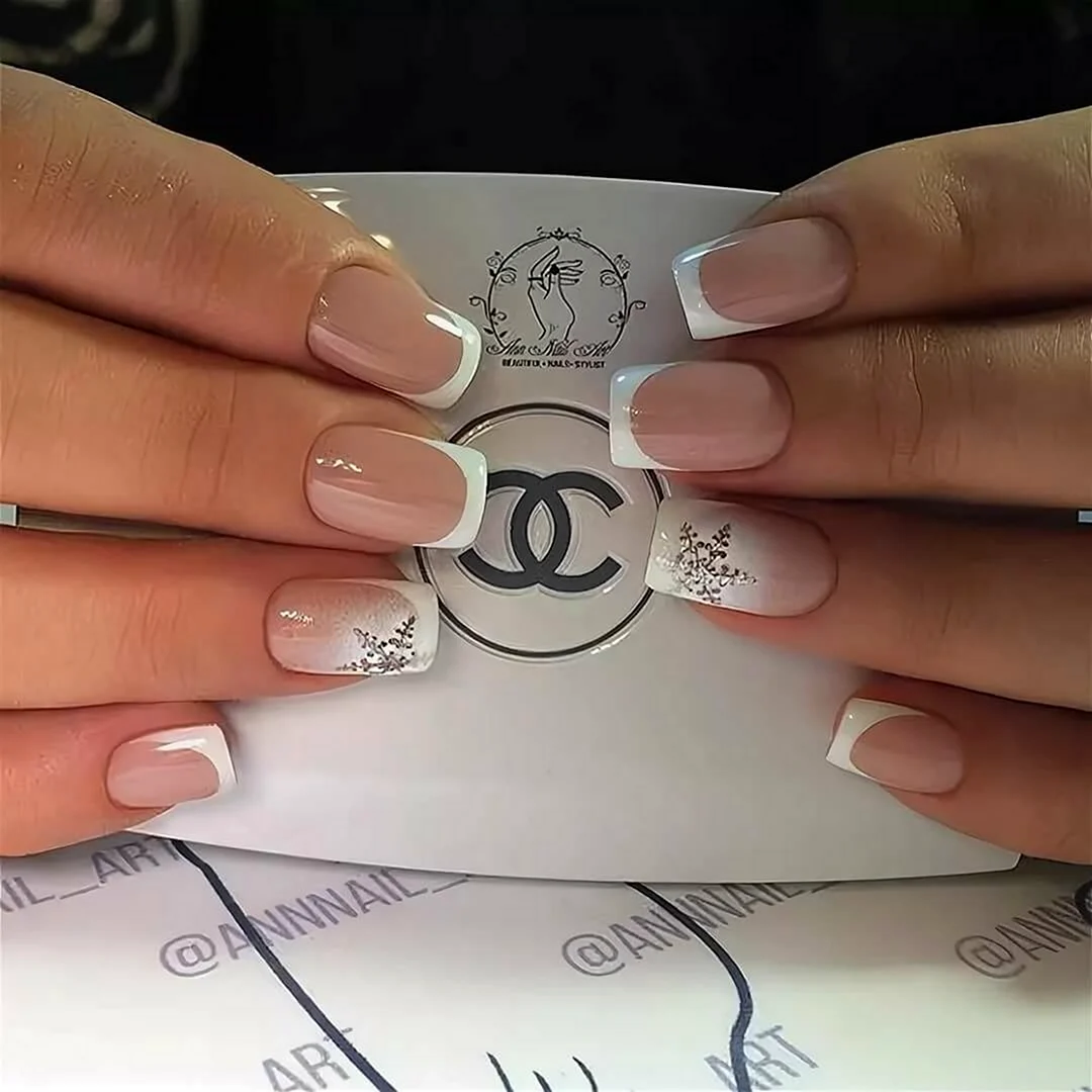 Маникюр френч белый с рисунком