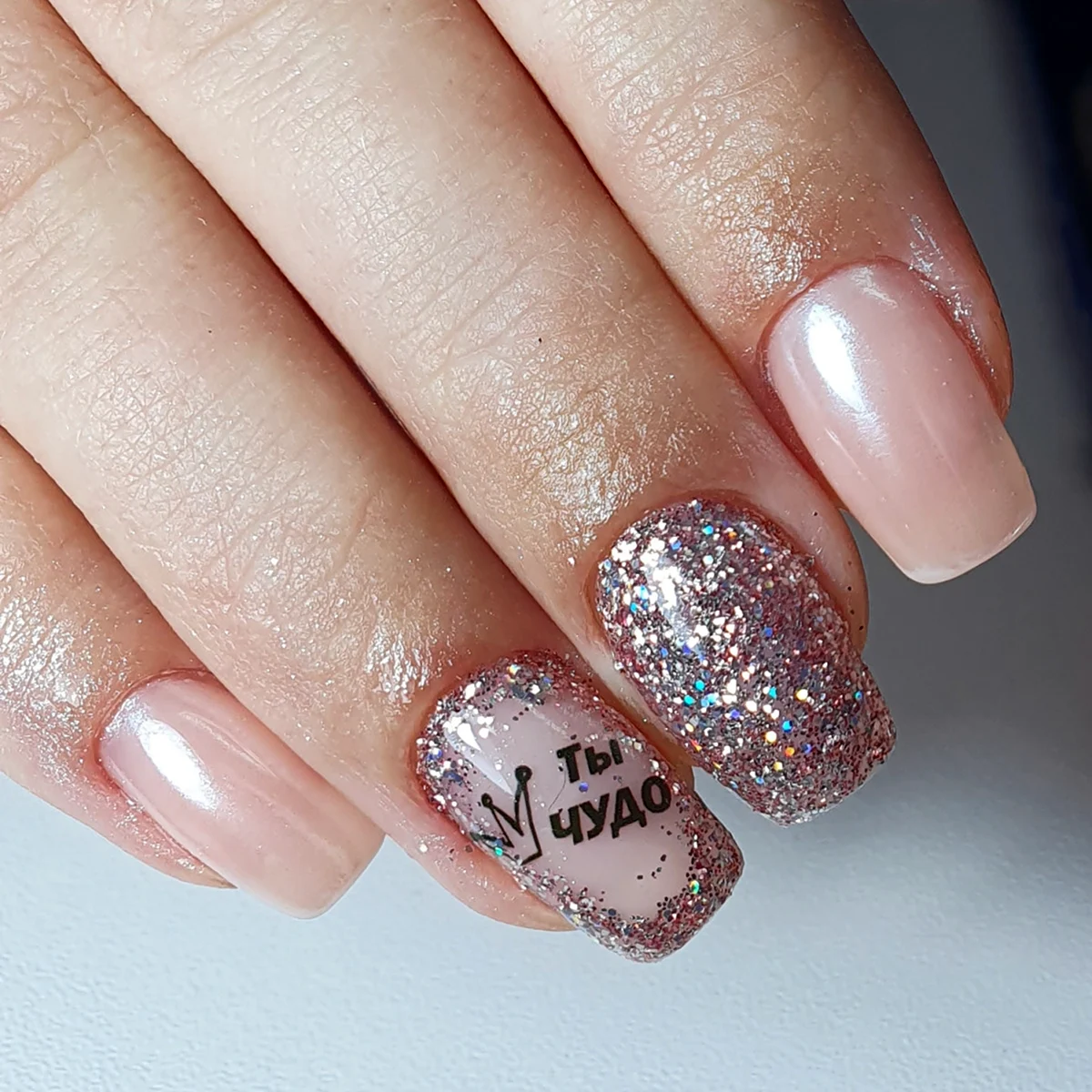 Ногти светлые с блестками