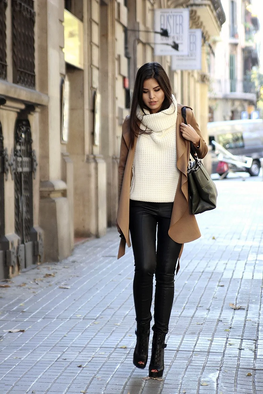 Луки с кожаными лосинами