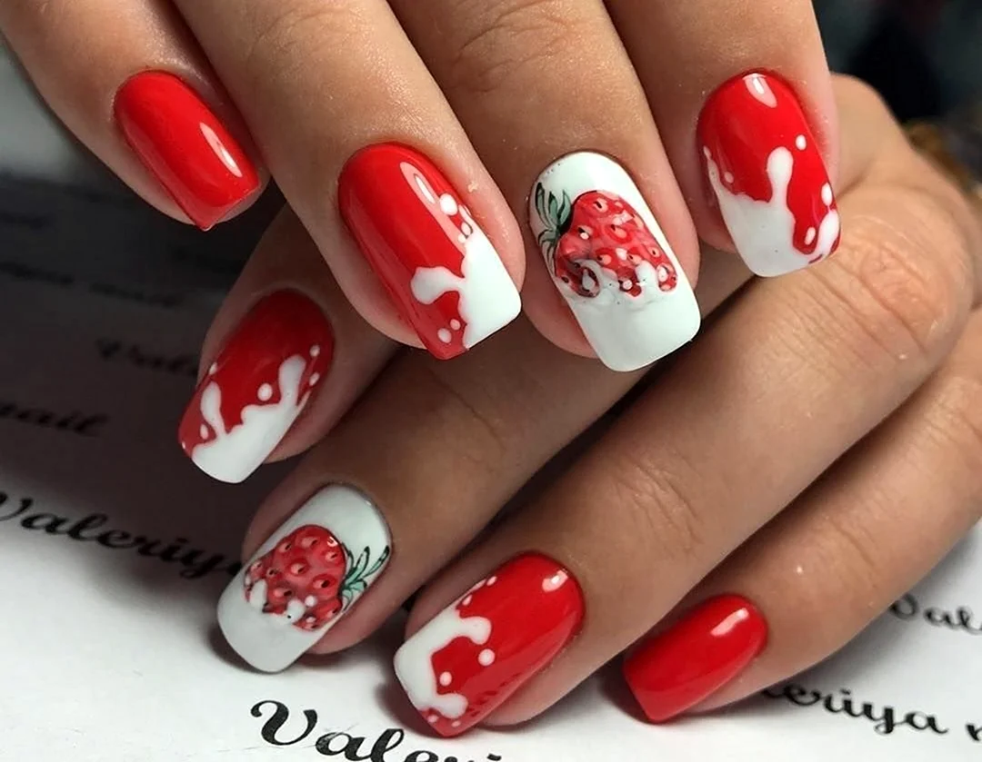 Красные ногти с клубникой