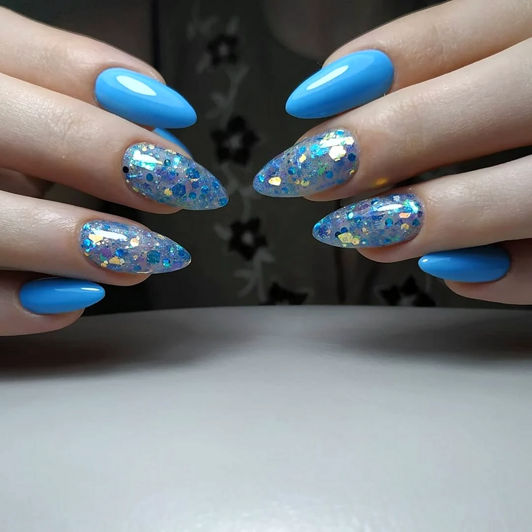 Голубой маникюр с блестками миндаль