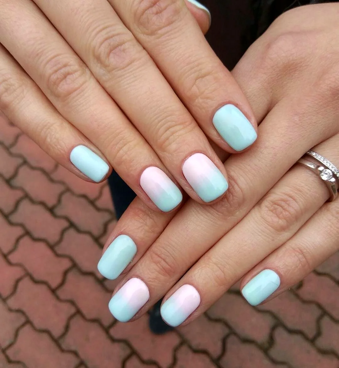 Маникюр мятный с белым