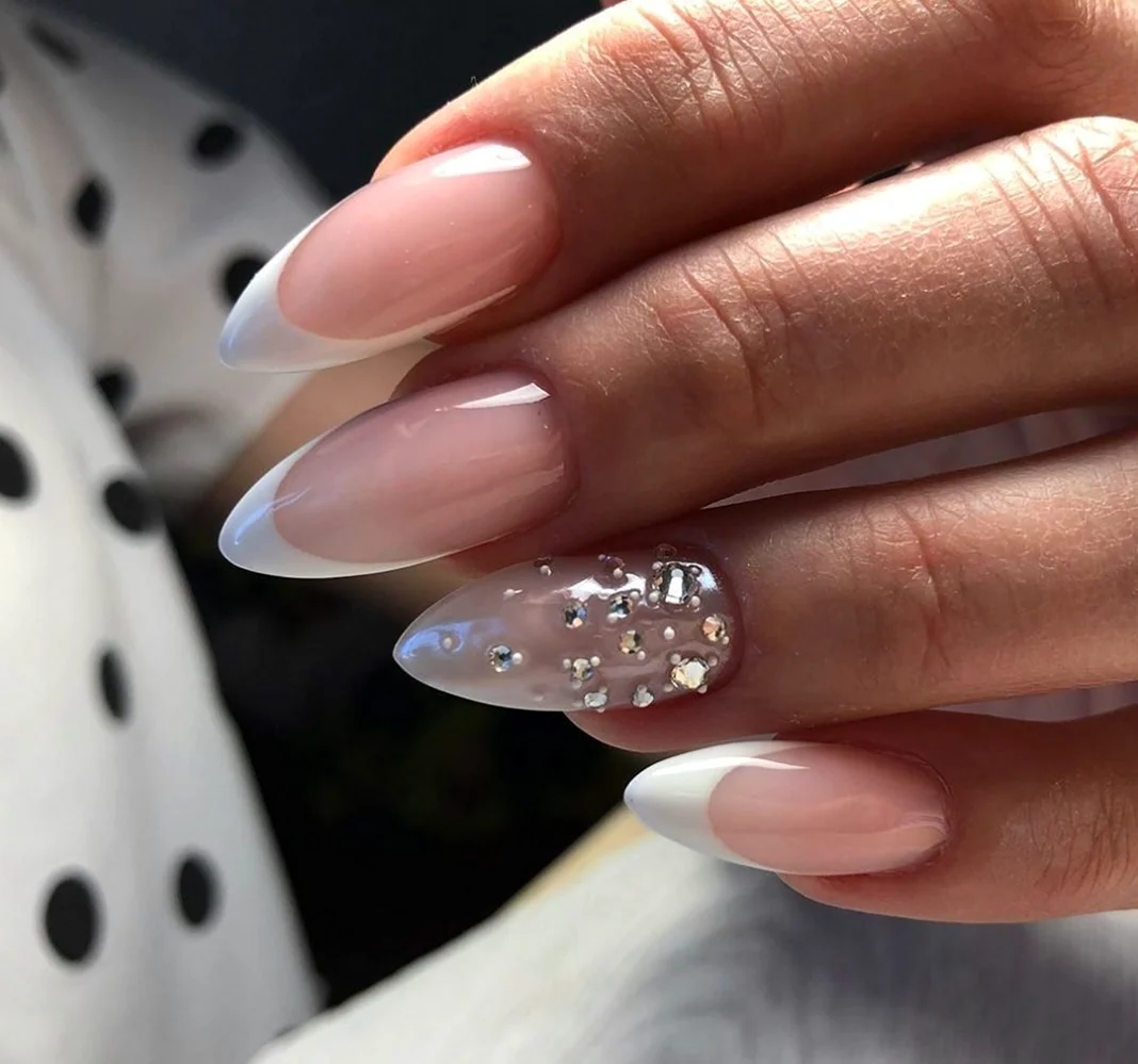 Белый френч на миндалевидных ногтях 2021