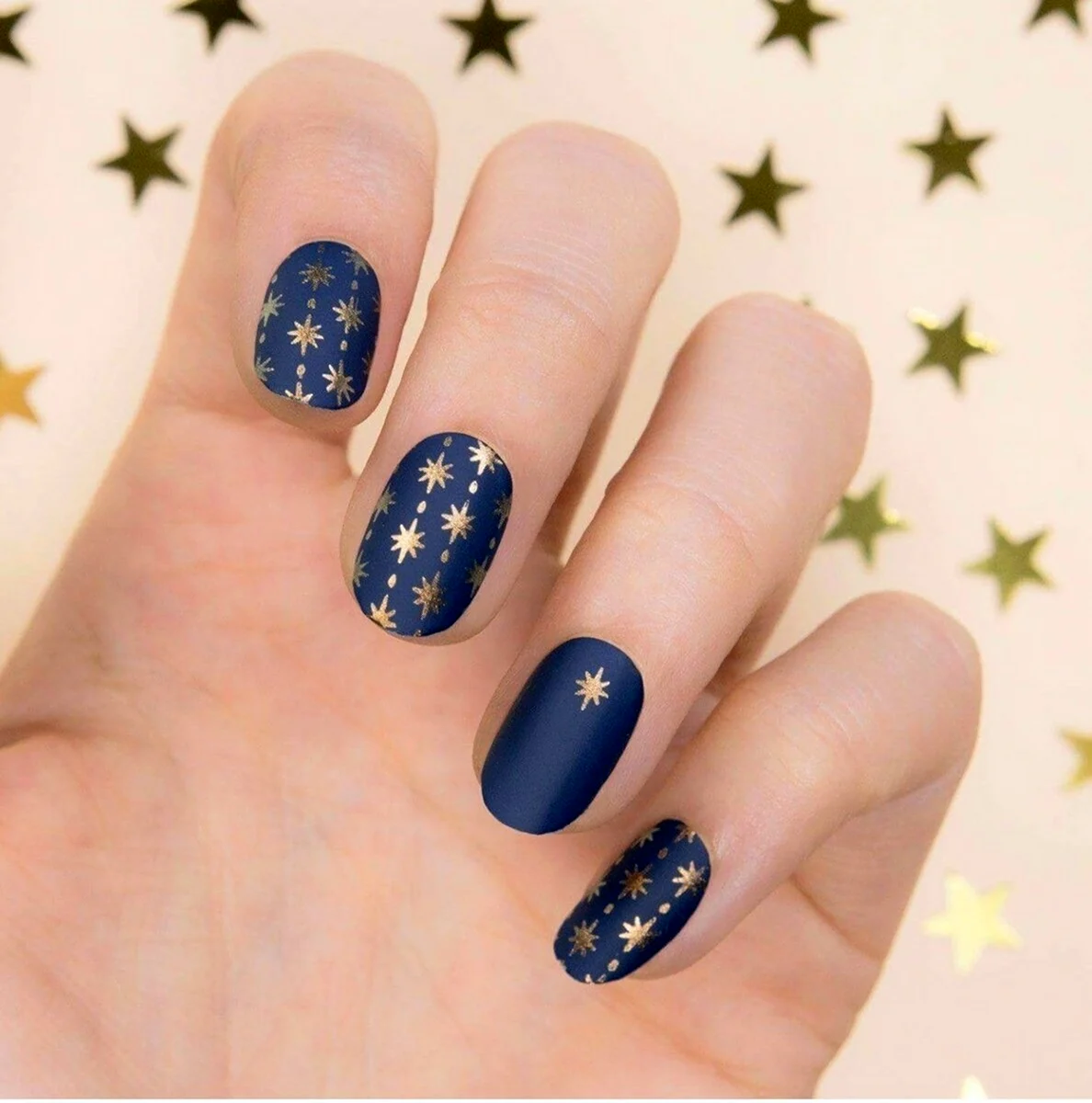 Маникюр со звездами