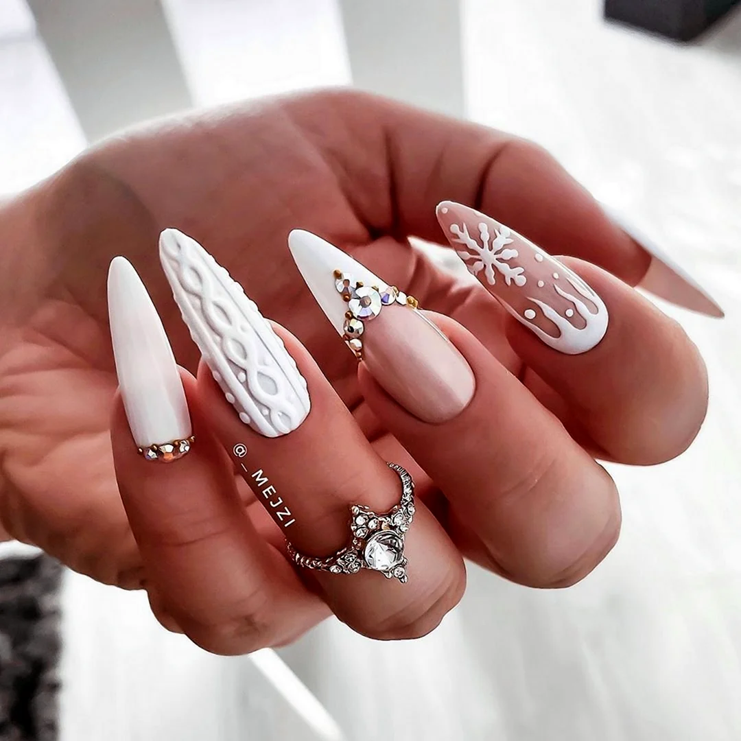 Белый новогодний маникюр на длинные ногти