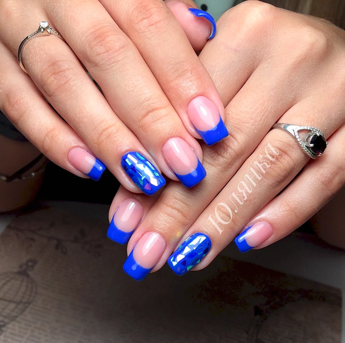 Ярко синий френч на ногтях