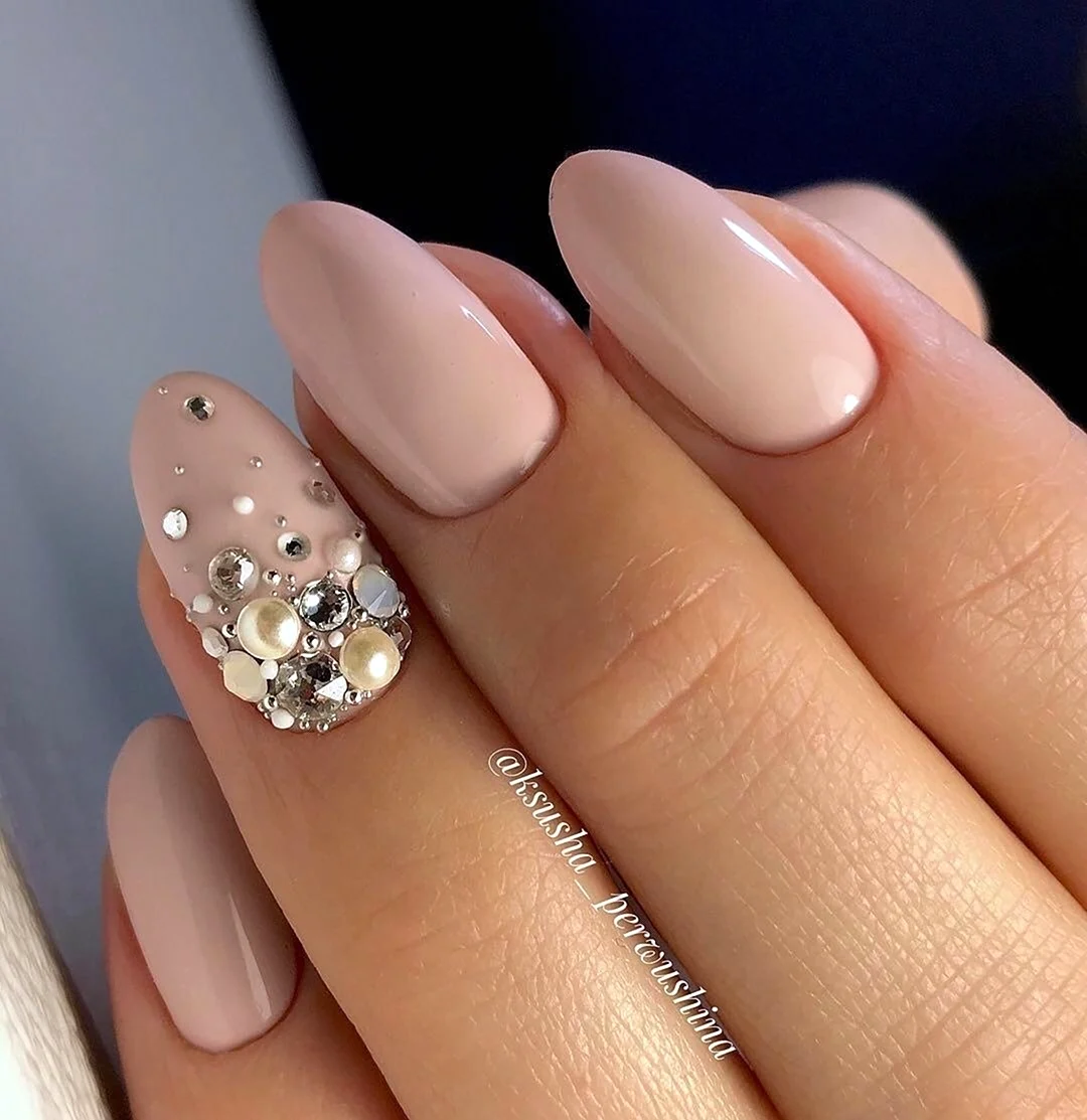 Бежевые ногти