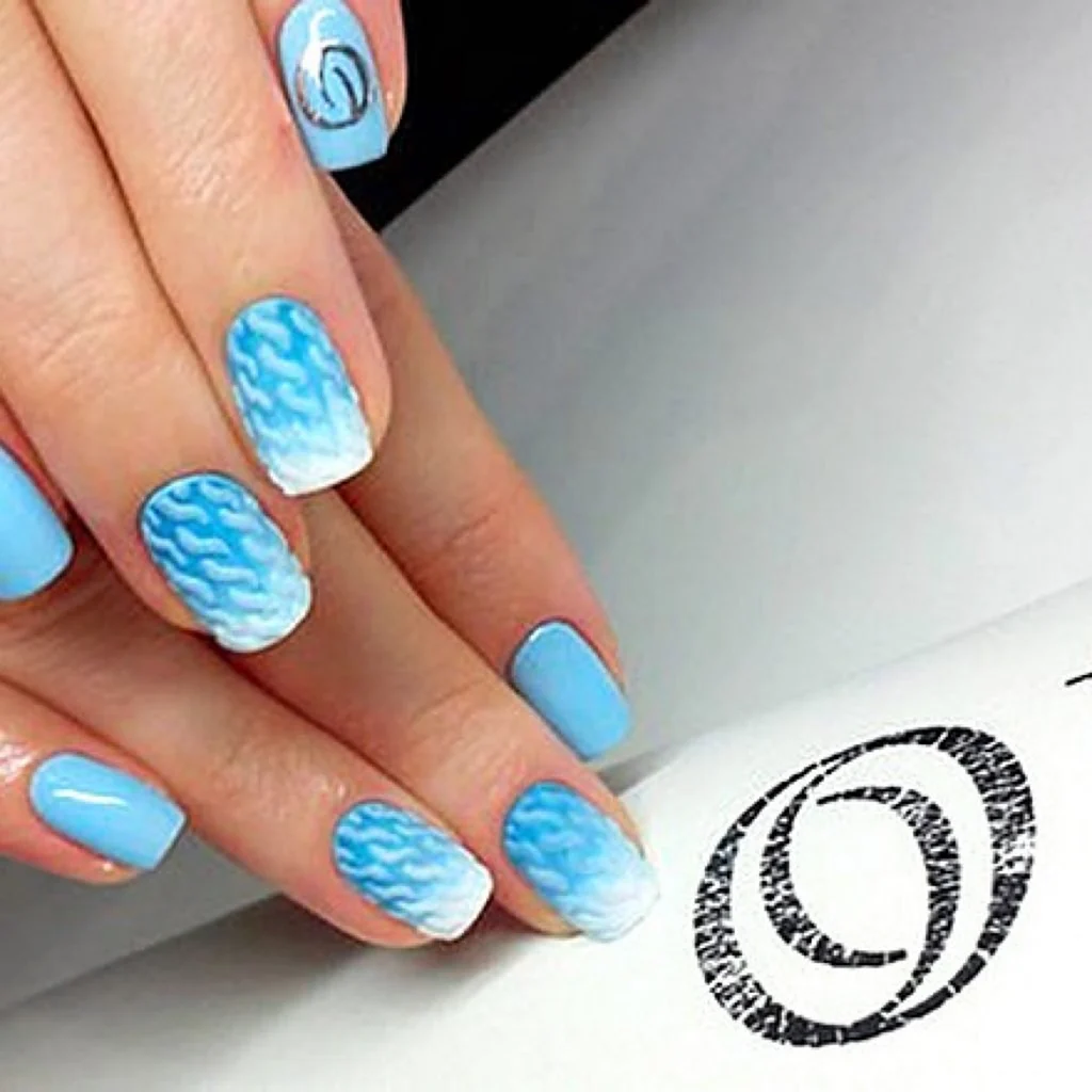 Маникюр голубой с узором