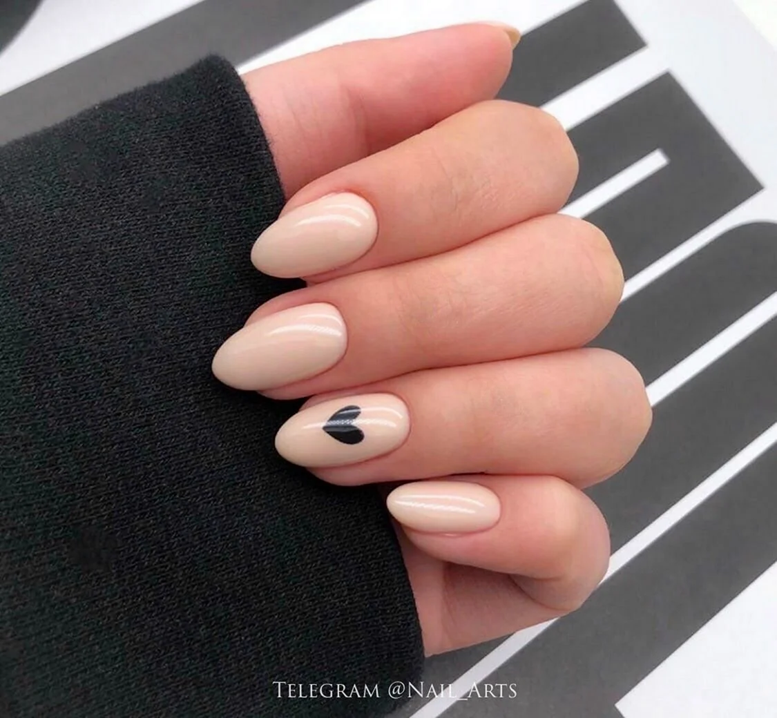 Нюдовый маникюр 2022 на короткие миндаль