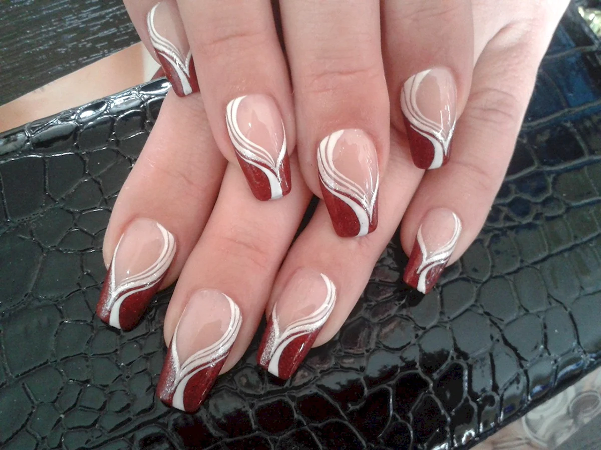 Фигурный френч на ногтях