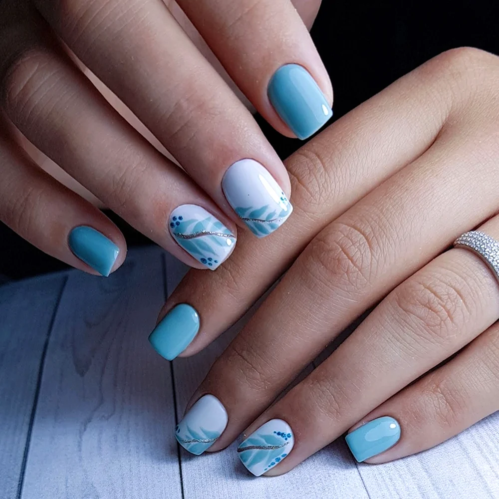 Голубые ногти