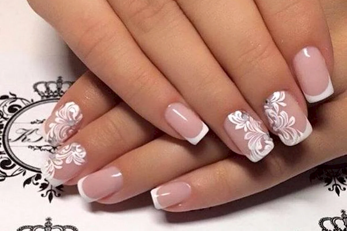 Свадебный маникюр с вензелями