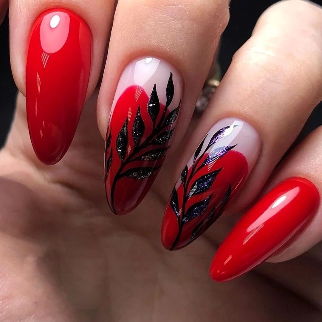 Красный маникюр с абстракцией