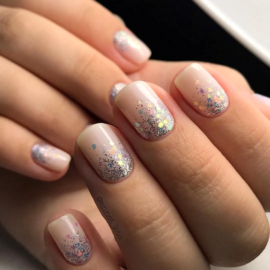 Пастельный маникюр с блестками