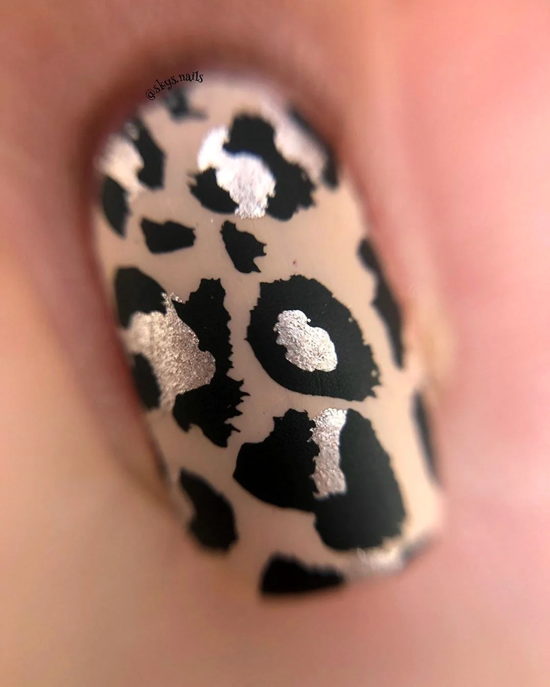Маникюр с пятнами леопарда