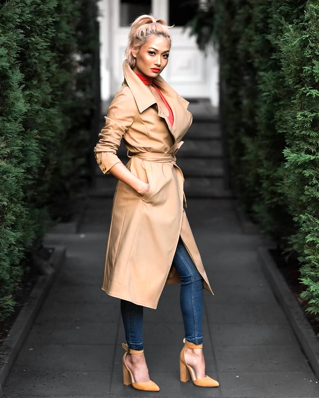 Мика Джианели в пальто