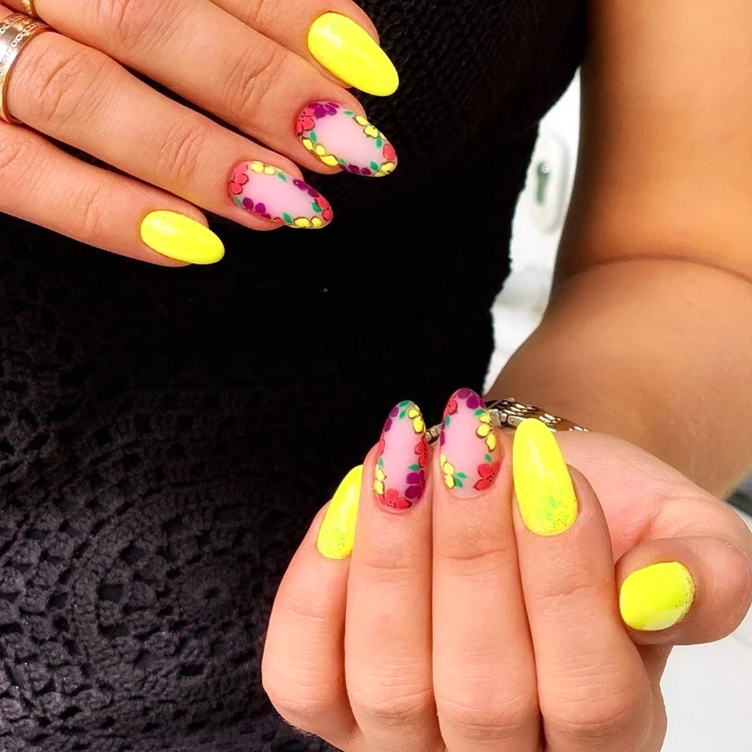 Красивый яркий френч