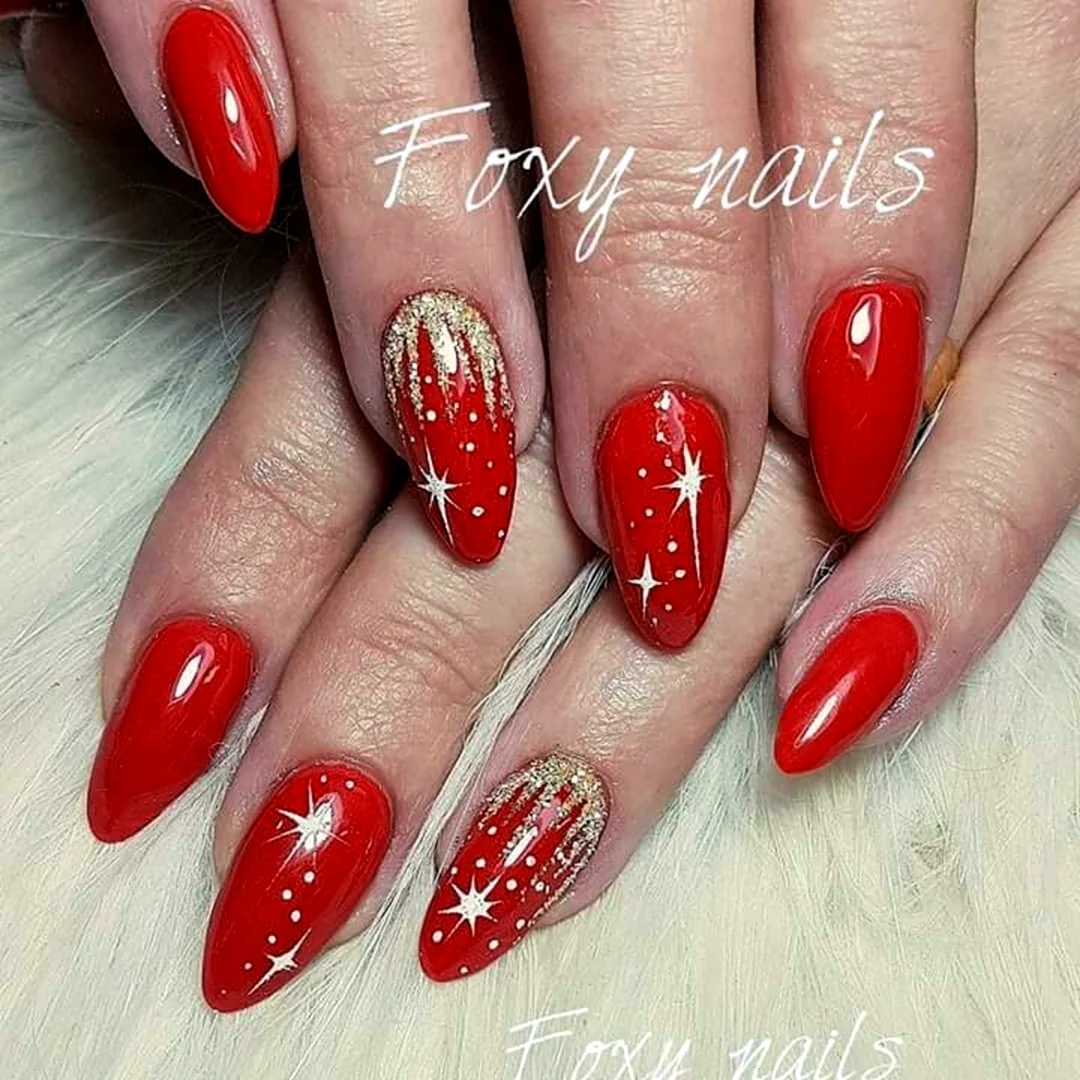 Красные новогодние ногти миндаль