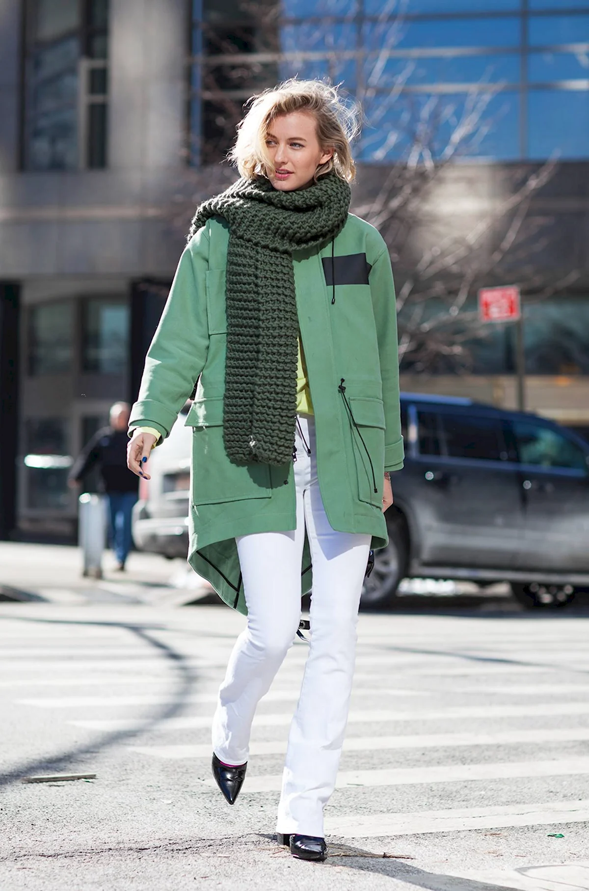 Шарф к зеленому пальто