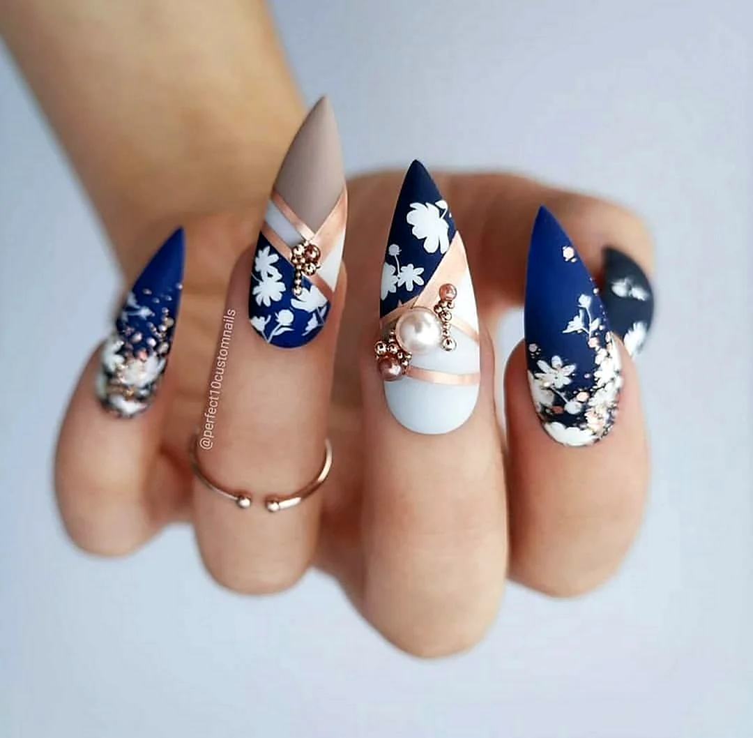 Новогодний маникюр на острые ногти