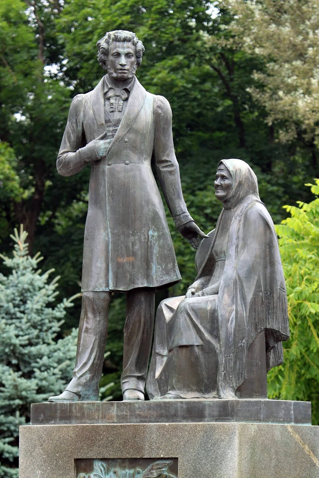 Памятник Пушкину и Арине Родионовне