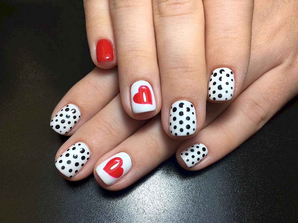 Маникюр в горошек
