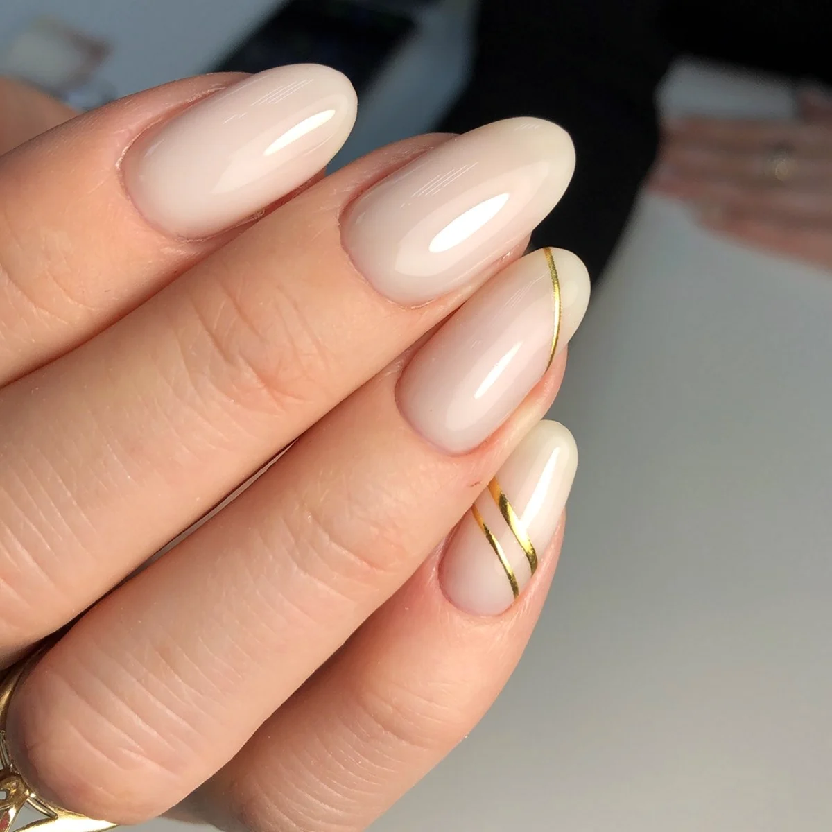 Ногти молочного цвета