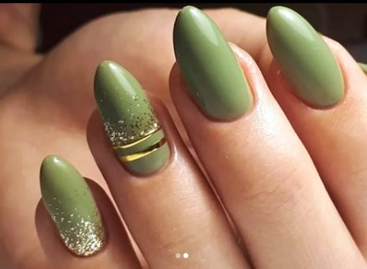 Оливковый маникюр с блестками