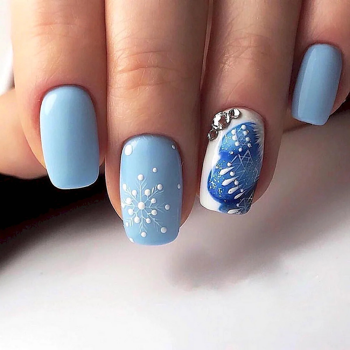 Голубой маникюр