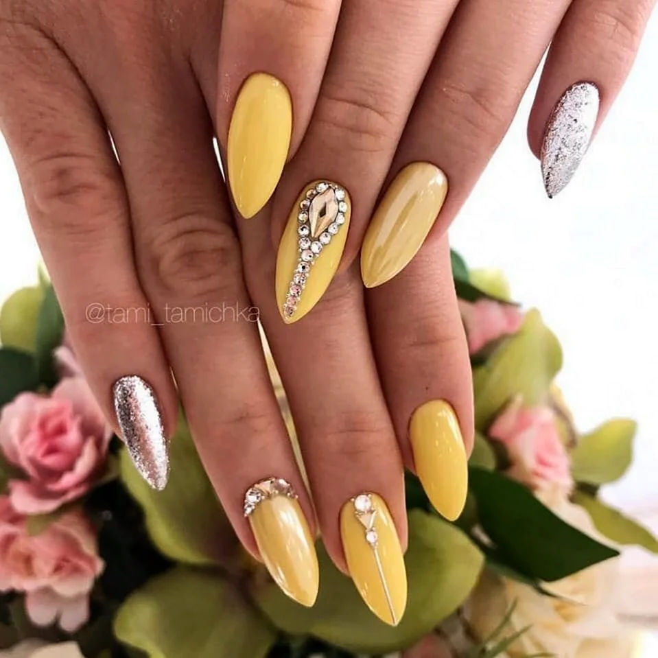 Ногти миндаль желтые